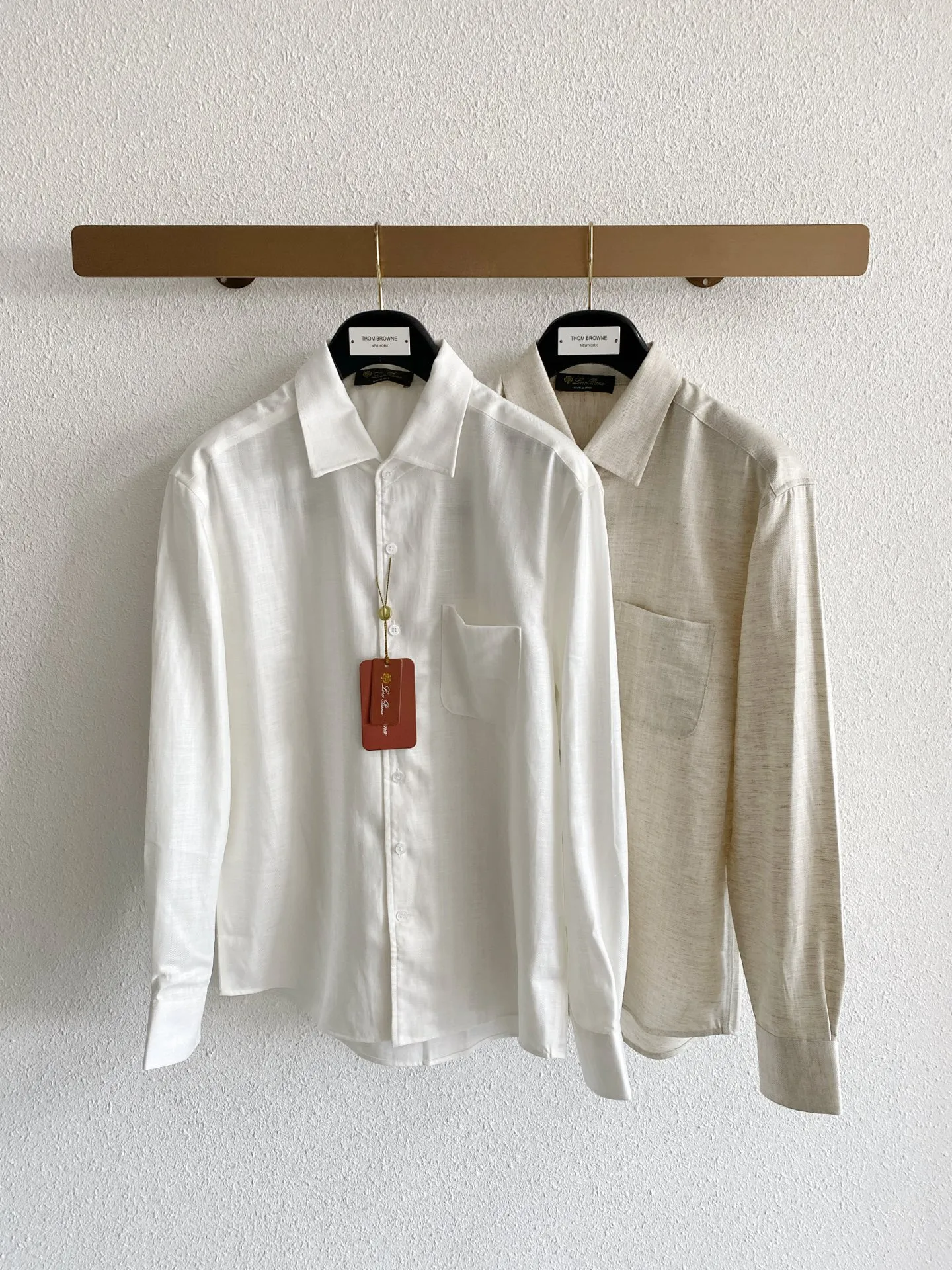 Loro Piana Tencel linen quiet luxury long-sleeved shirt Fabric characteristics: This high-quality fabric is made of Tencel + linen blend. The common ratio is 75% Lyocell Tencel and 25% linen, which takes into account the advantages of the two materials; Linen has its own natural fine texture, breathable and full, and has excellent heat dissipation when worn in spring and summer. It is not easy to sweat and stick to the body in hot weather; Tencel complements the shortcomings of pure linen, which is easy to wrinkle and rough to the touch. The fabric drape is better, feels smooth and soft against the skin, and will not prick the skin; the fabric has a matte high-end texture without dazzling gloss, which is in line with the quiet luxury of old money. Style and details: The collar is neat and standard with a pointed collar, and the collar has been shaped so that it is not easy to fold and collapse in daily life. It is suitable for casual wear with one or two buttons unbuttoned, and can also be neatly matched with a tie for light business scenes; it is loose and slightly dropped at the shoulders, and is very tolerant of body shapes with wide shoulders, slippery shoulders, and fat on the upper body, and the upper body is not tight and loose; The simple single patch pocket on the left chest is an iconic low-key design, which increases practicality without destroying the overall simple look; the cuffs of a regular formal shirt can be rolled up at will to create a casual atmosphere; the arc hem design is suitable for either tucking into the waistband or wearing it outside. Color matching: There are two basic colors in total. Pure white is suitable for bright wearing scenes, and oatmeal color has its own native linen tone, which is more resistant to daily dirt. Sizes:M-4XL